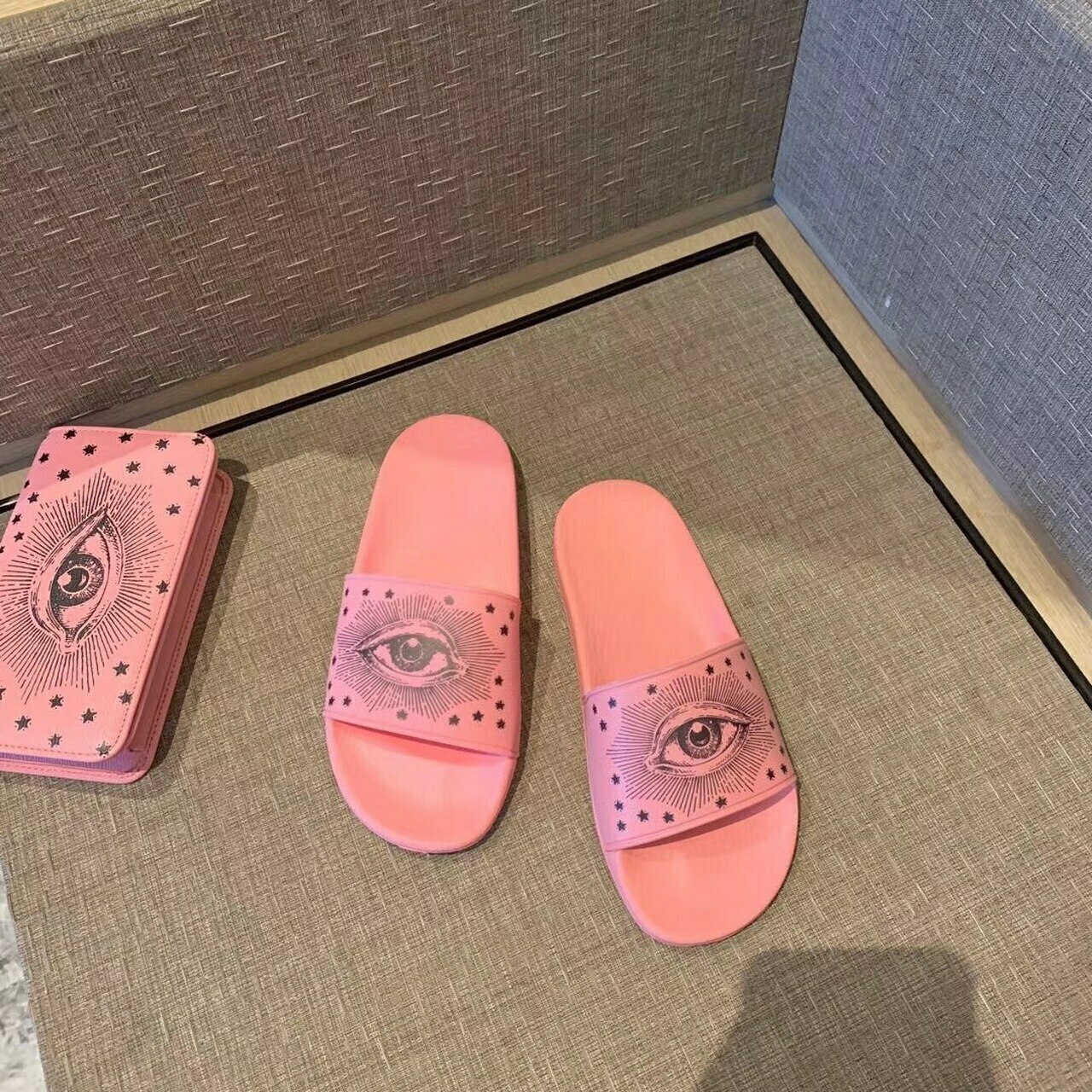 Gucci Pool Slides Sandal With Eye Pink For Women GG KelvinGift Store