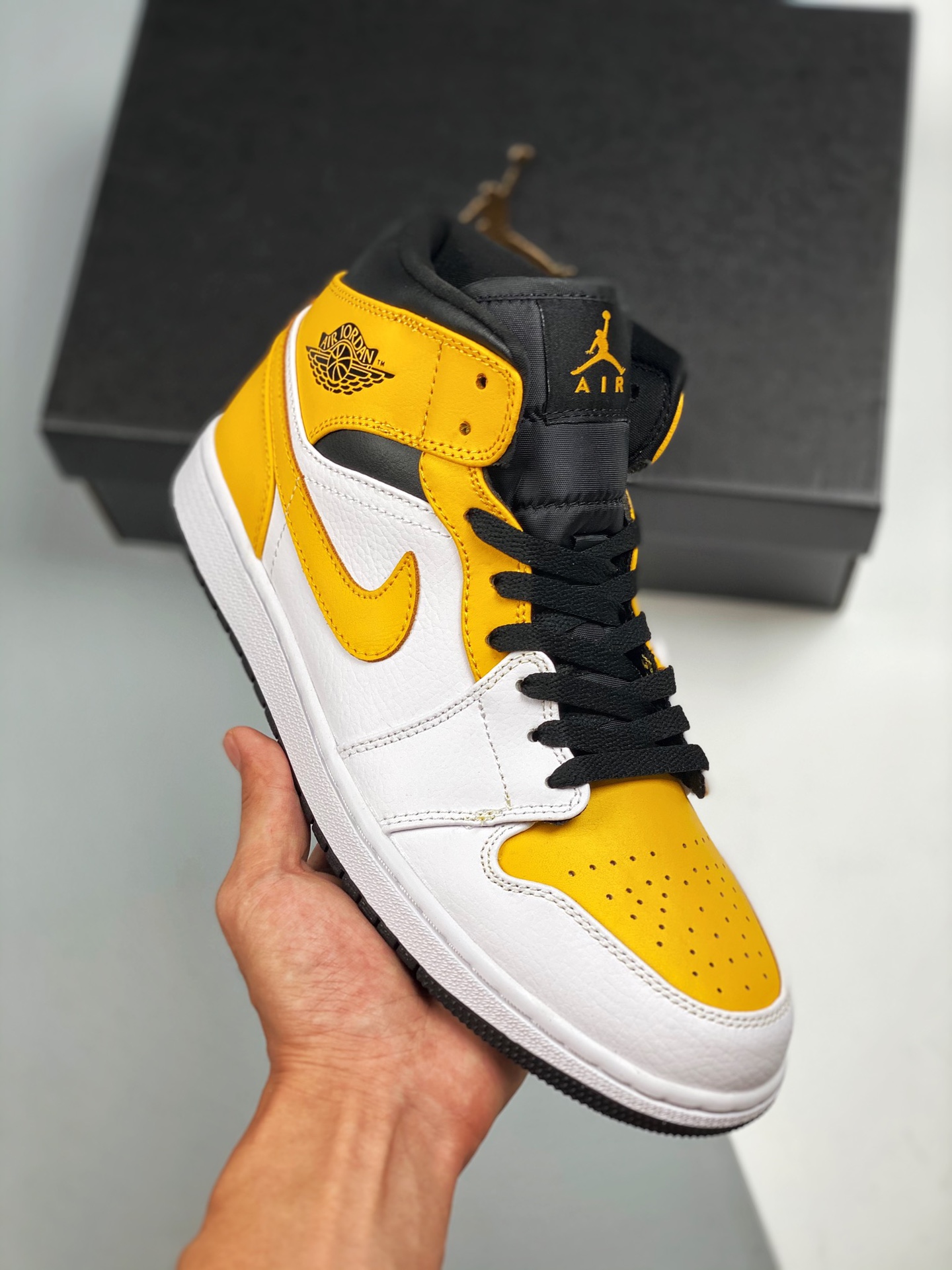 university gold jordan 1