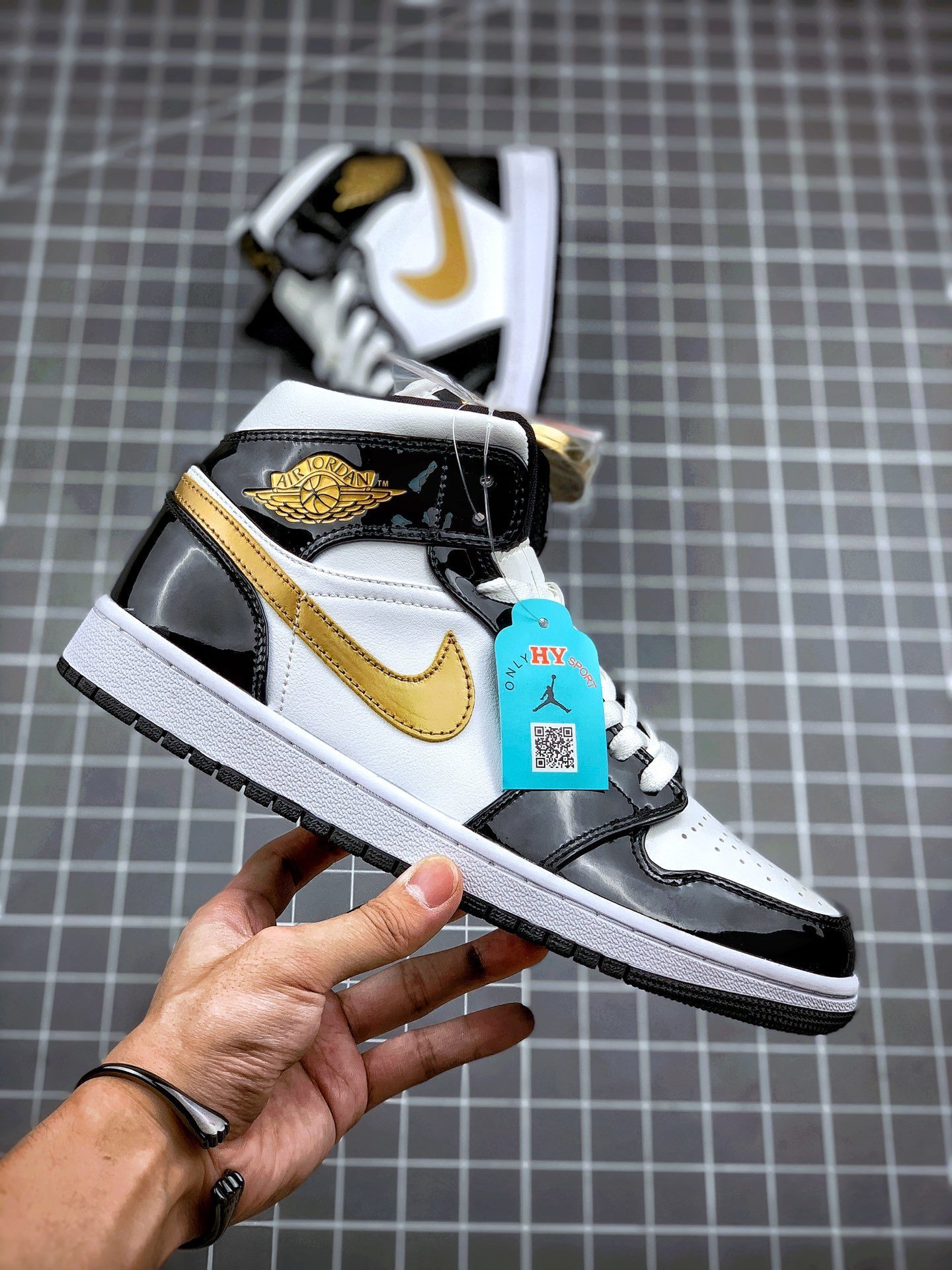 jordan 1 mid se black gold