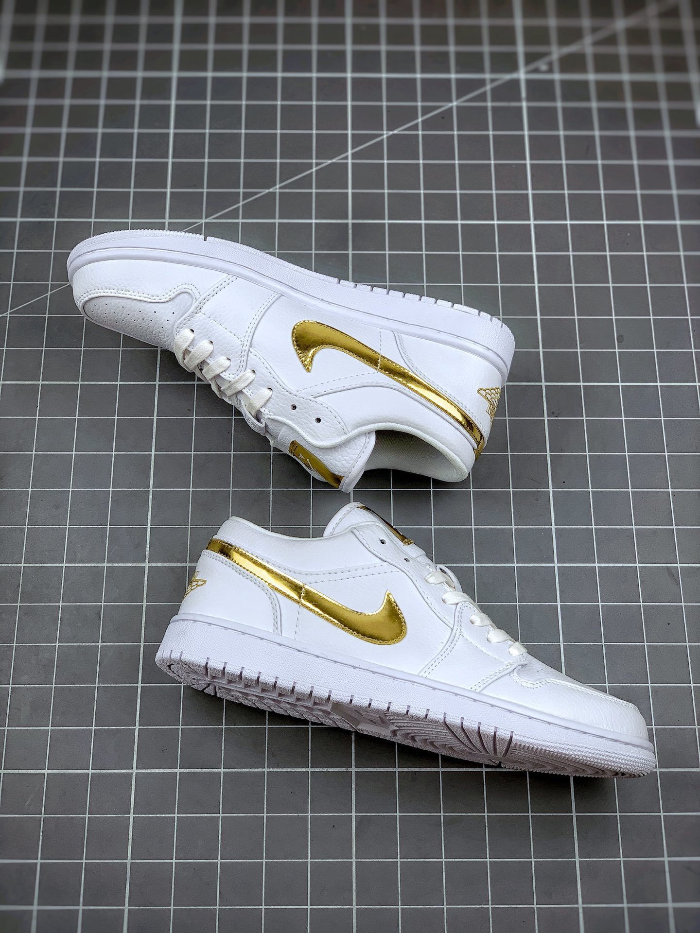 air jordan 1 low se white metallic gold